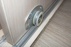 Ремонт та заміна роликів та напрямних шафи-купе в Стрию